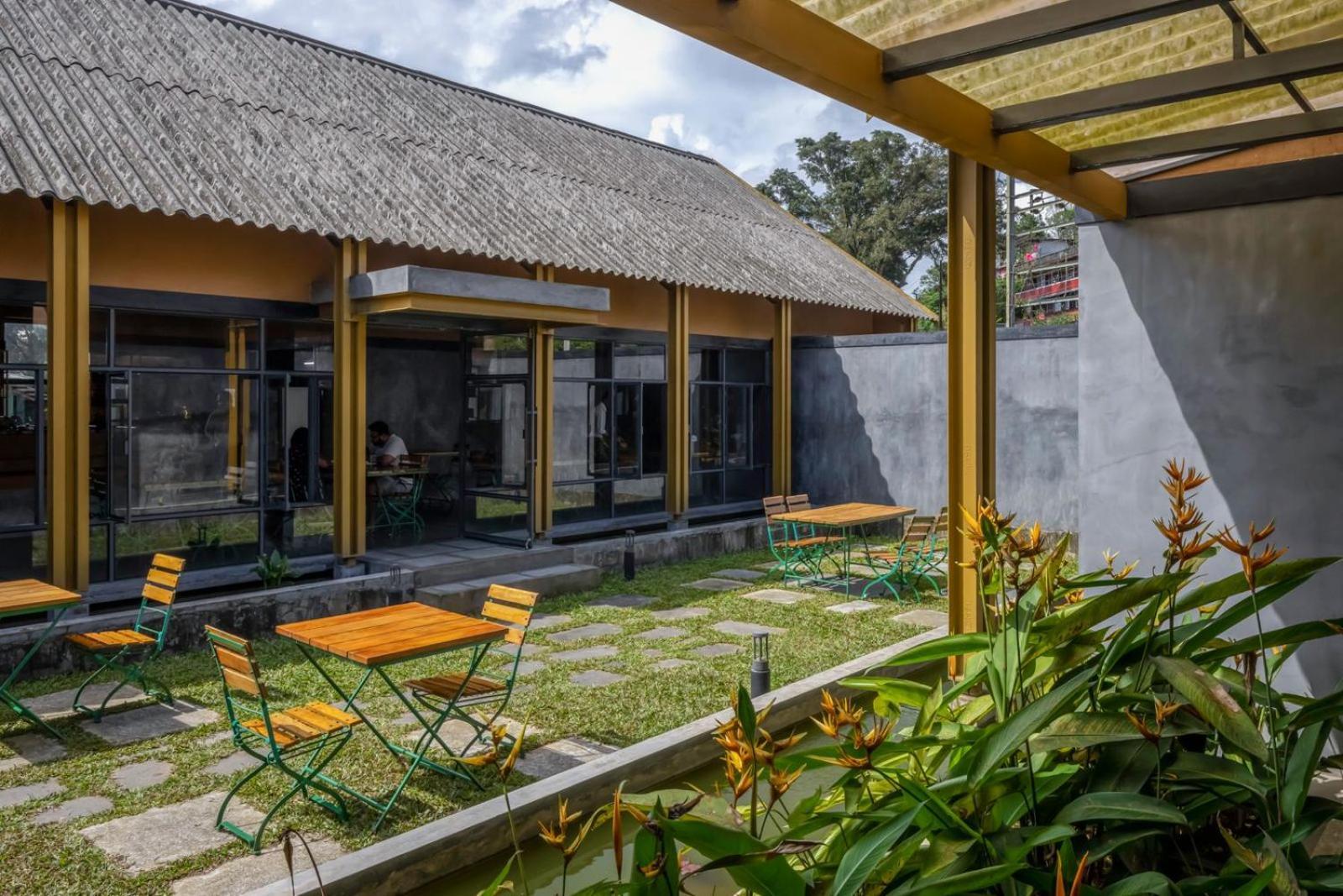 Misty Mountain Experience Hotel Pirmed Exterior photo